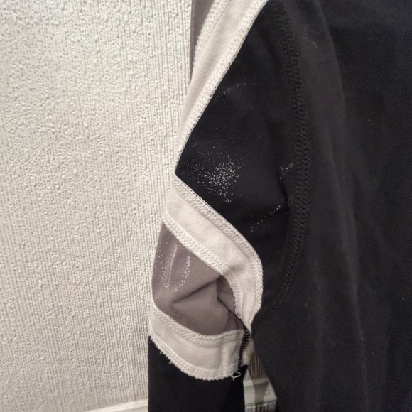 ✨ 2 for $20 ✨ Retro black and grey lululemon define jacket in size 4 - Picture 3 of 3